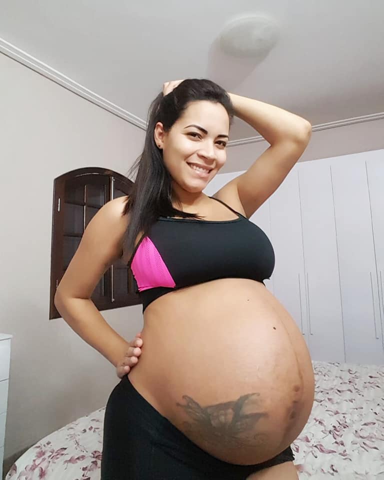 The enormous twin pregnancy belly